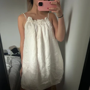 Vit somrig kortklänning med smala band - Luftig och söt vit kortklänning med smala axelband 💕💕💕💕💕