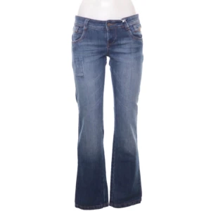 Lågmidjade Jeans från Mudd - Coola lågmidjade jeans från märket Mudd som tyvärr var för korta/för små för mig (är 180) . Väldigt snygga och bra skick, fina små detaljer, rekommenderar för någon som är kortare :D 💗💗💗 MÅTT: innerben 81cm och ca 39cm rakt över midjan.
