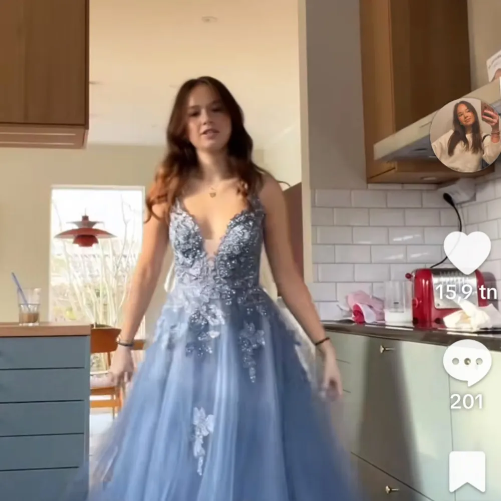Säljer min balklänning som jag hade förra året och bara använt en gång. Den har både spets och rhinestones, så snygg! Banden i ryggen går att justera så att överdelen sitter bra. Jag har klippt av den bit längst ner då den va väldigt lång, men inget man märker! Står inte svenska str i men motsvarar S och går som sagt att justera. Jag är 164 men hade kackar till 💓💓. Mekot.