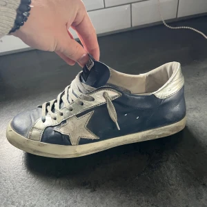 Golden goose superstar - Riktigt snygga skor, snyggt inför sommarn Defekt på ena skon att sulan är lite ur plats men inget som inte lim fixar Billigare pris om du köper fort  