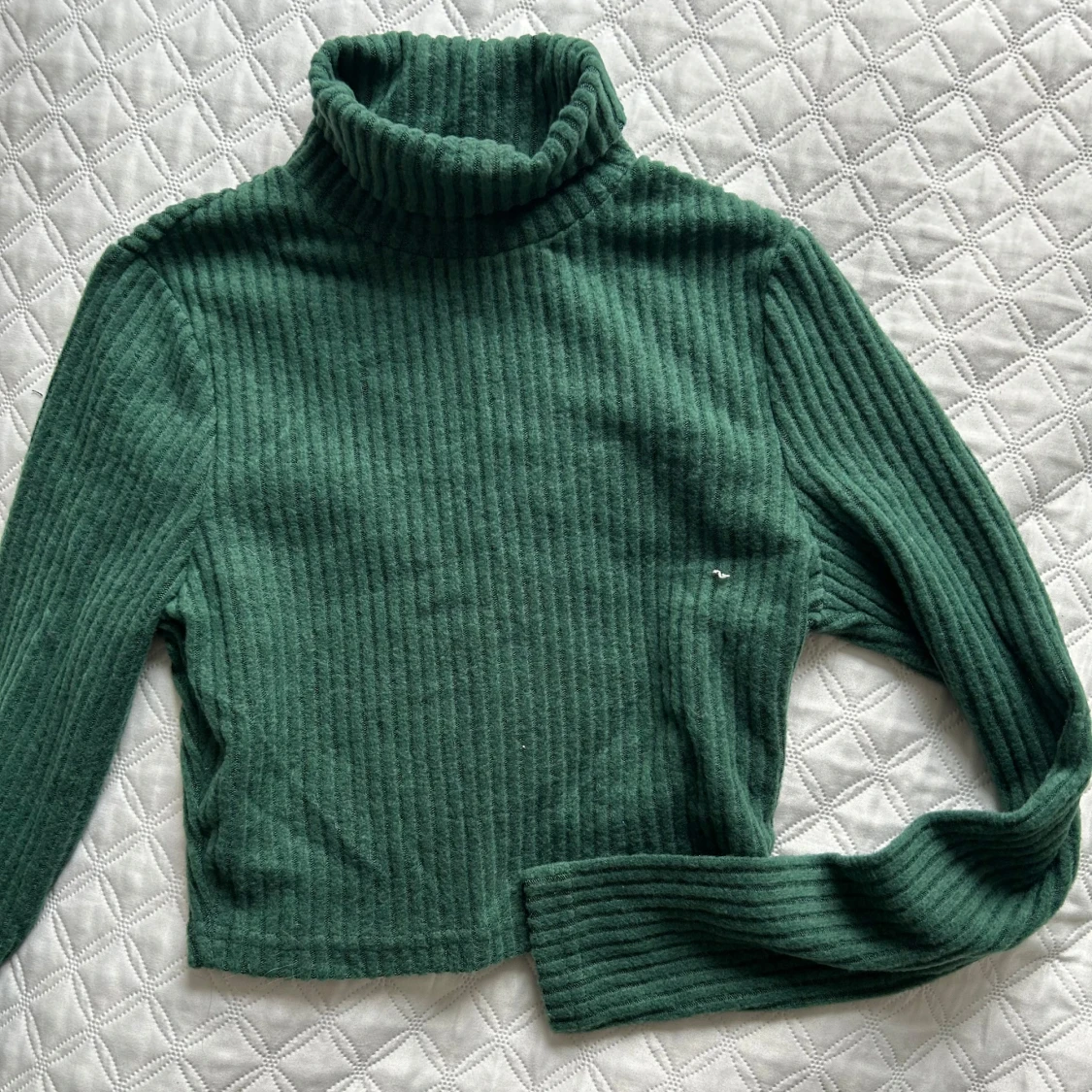 Grön ribbad polotröja