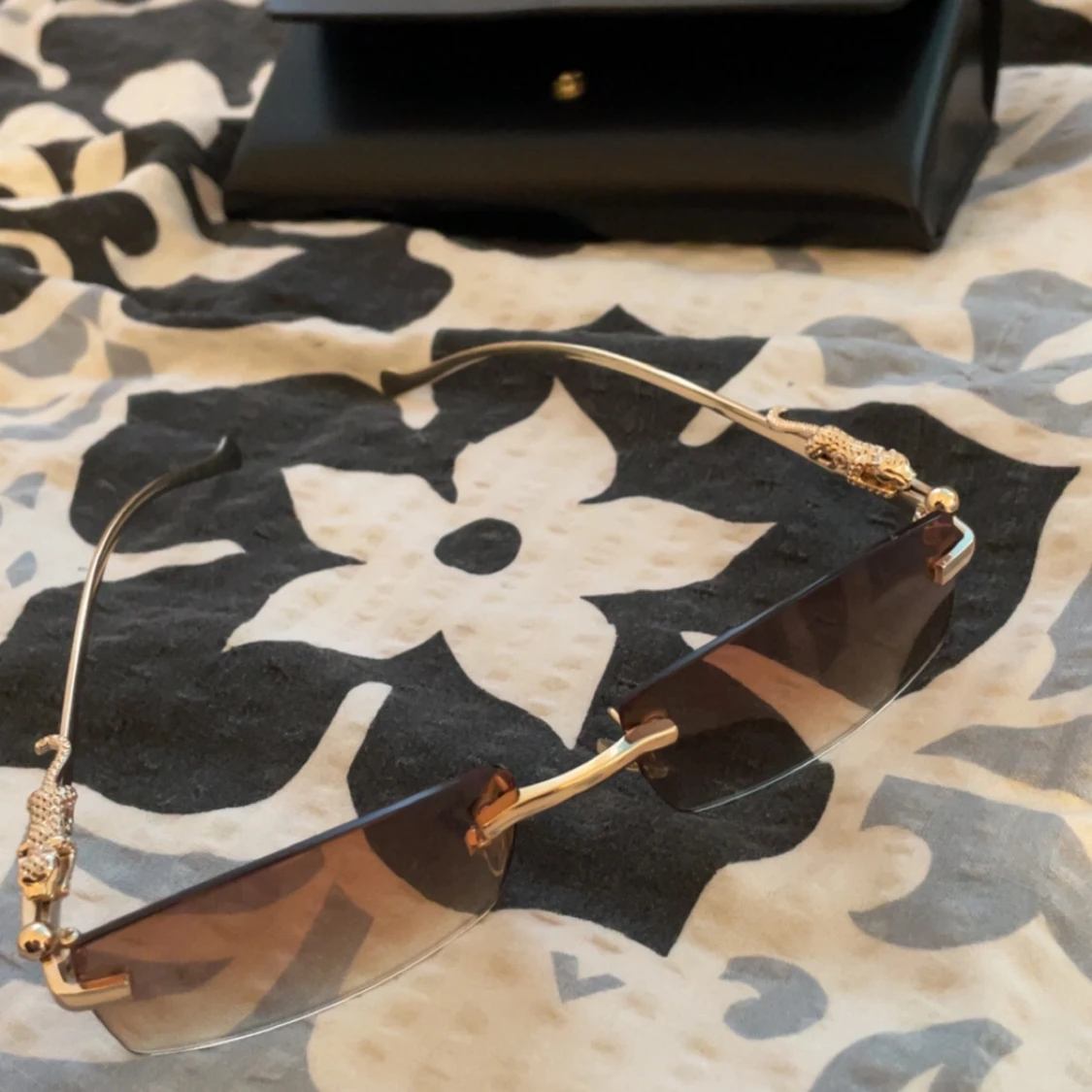 Guldtonade solglasögon med dekorerade skalmar - 2