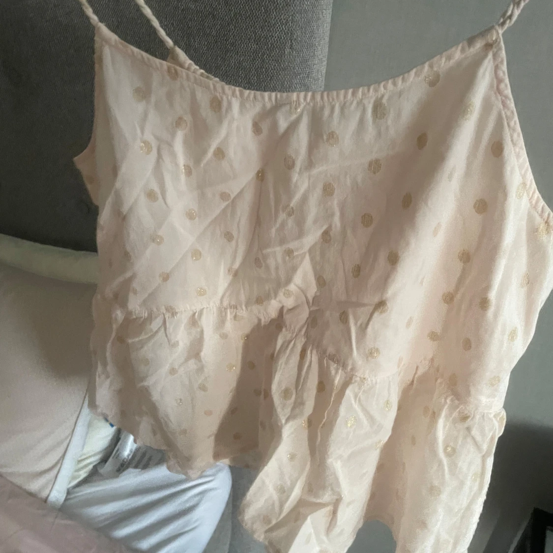 Ljusrosa linnetopp med guldprickar och broderi - 1