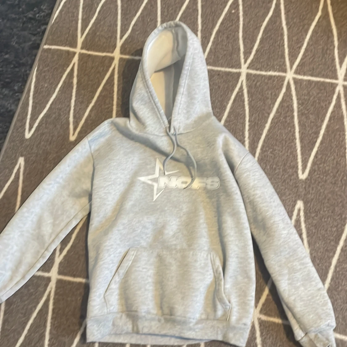 Grå hoodie med tryck