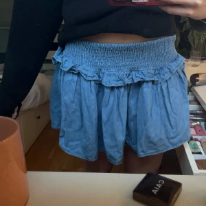 Söt kjol  - Super fin kjol i tunnare jeans material, med volang och resår i midjan. (Jag har vikt ner resåren på bilden.) skriv för frågor 
