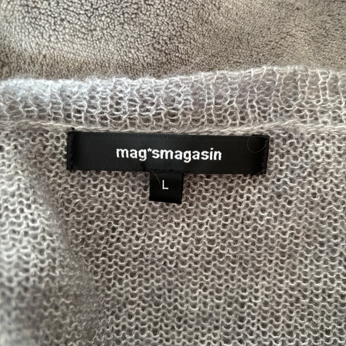 Grå stickad tröja - 1