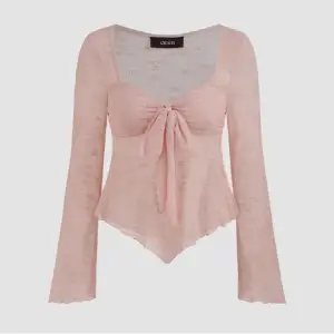 Säljer denna fina blus eftersom den tyvärr inte passade mig. Knytning i fram, blommigt spetsmönster och volangdetalj vid ärmslut och nederkant. Passar perfekt till sommaren!❤️Köpare står för frakt! (Inte mina bilder)