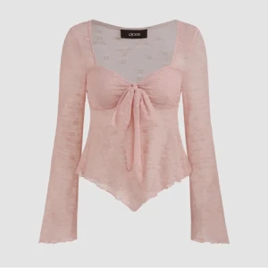 Rosa knytblus i spets - Säljer denna fina blus eftersom den tyvärr inte passade mig. Knytning i fram, blommigt spetsmönster och volangdetalj vid ärmslut och nederkant. Passar perfekt till sommaren!❤️Köpare står för frakt! (Inte mina bilder)