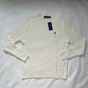 Vit stickad tröja från Polo Ralph Lauren - Säljer en vit stickad tröja från polo palph lauren. Då tröjan är ej använd och har ej några hål eller fläckar och otroligt kvalitet. Kom gärna privat för mer information eller detaljbilder angående tröjan.