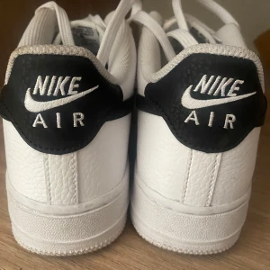 Vita Nike Air Force sneakers - Säljer ett par klassiska vita Nike Air Force sneakers  Perfekta för en stilren look. Storlek 38. Nästintill nya använda 2 gånger endast
