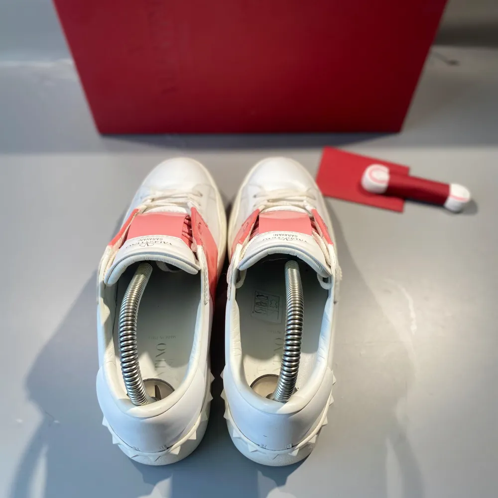 Hej! Säljer nu mina skor från märket Valentino, storlek 36, väldigt bra skick, givetvis äkta. Tveka inte på att höra av dig om du har frågor eller funderingar kring skorna! . Kengät.
