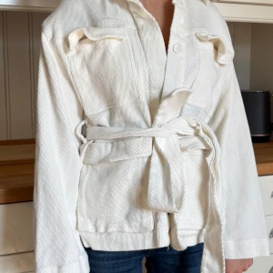 Jeans jacka  - Snygg jeansjacka som knappt är använd alls. 