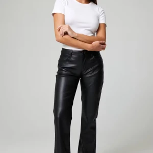 Svarta skinnbyxor - Snygga svarta skinnbyxor med hög midja och rak passform. Byxorna har en stilren design med fickor bak och fram, samt en dragkedja framtill. Perfekta för en trendig look. Använt 2 gånger men eftersom jag är lång så tycker jag att dom är för korta 