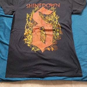 Shinedown t-shirt - Shinedown t-shirt i nyskick. Mått: längd = 72,5 cm och bredd = 48 cm. 