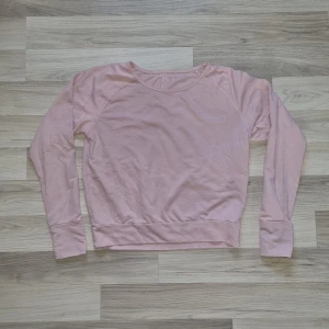 Ljusrosa sweatshirt från Evan&Odd - Säljer en ljusrosa sweatshirt från Evan&Odd. Tröjan har rund halsringning och långa ärmar med breda muddar vid ärmslut och nederkant. Perfekt för en avslappnad och enkel stil.
