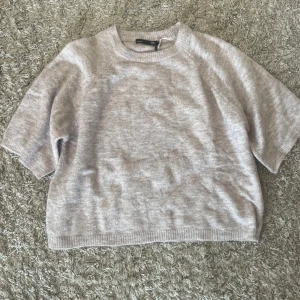 Beige stickad tröja - Mysig beige stickad tröja från Lager 157 med kortare ärmar och avslappnad passform. Perfekt för lager-på-lager och enkel att matcha med olika outfits. Rund halsringning och mjukt material. Aldrig använd! Och prislappen på, storlek S