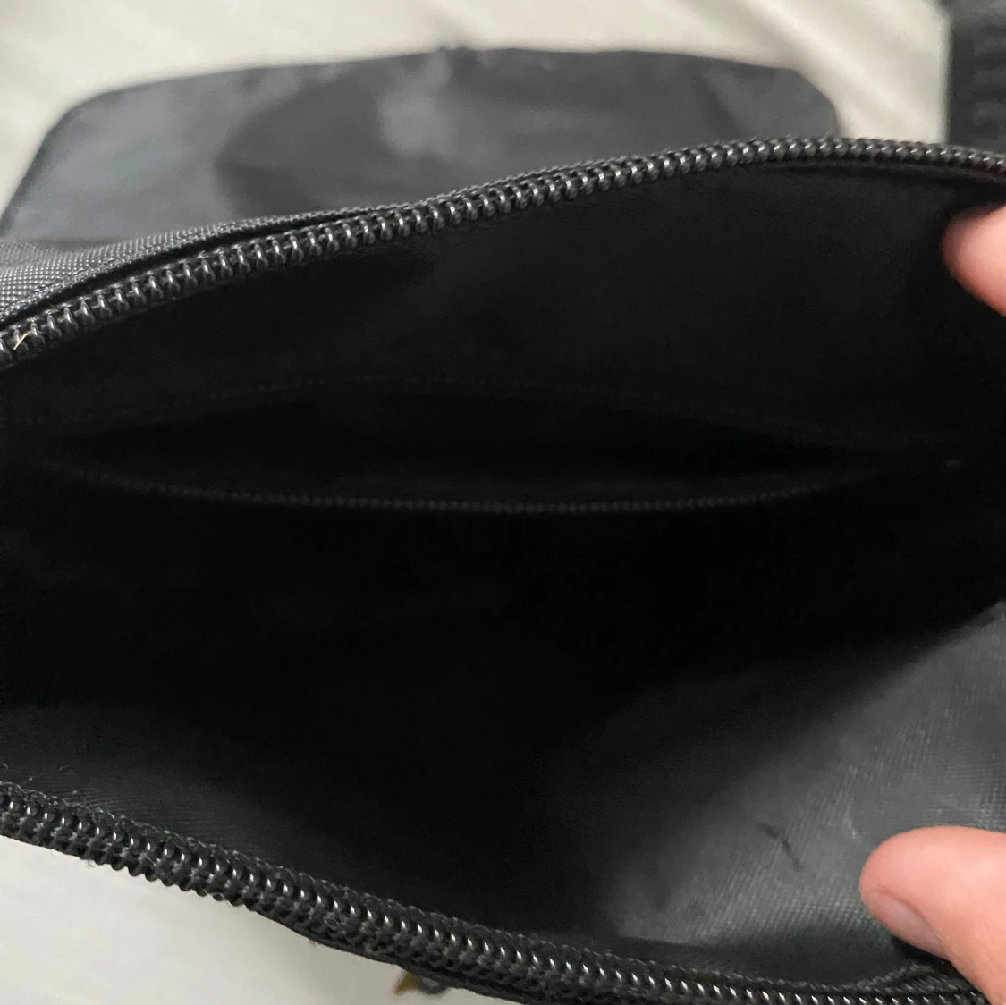 Säljer en svart axel väska - märke trapstar  - 4