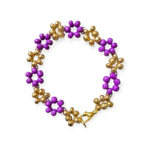 Handgjort armband - Lila & Guld Blomarmband – Handgjord Elegans  Ge din stil en färgstark touch med detta handgjorda armband som pryds av blommor i starkt lila och skimrande guld. Den lekfulla men eleganta designen gör armbandet perfekt både till vardags och vid festligare tillfällen. Det avslutas med ett guldfärgat spänne som ger en snygg och säker avslutning.  Handgjort med omsorg och känsla för detaljer