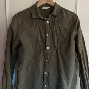 Olivgrön skjorta från KappAhl - Tjena säljer nu denna skjorta ifrån Kappahl som är i helt okej skick | skick: 7/10 | 