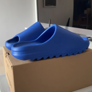 Yeezy Slide Azure - Helt nya Yeezy slides från det sista adidas x yeezy släppet. Box och kvitto finns. Storlek 43 (US 9) Hör av er vid intresse! 🙏🏻🤝