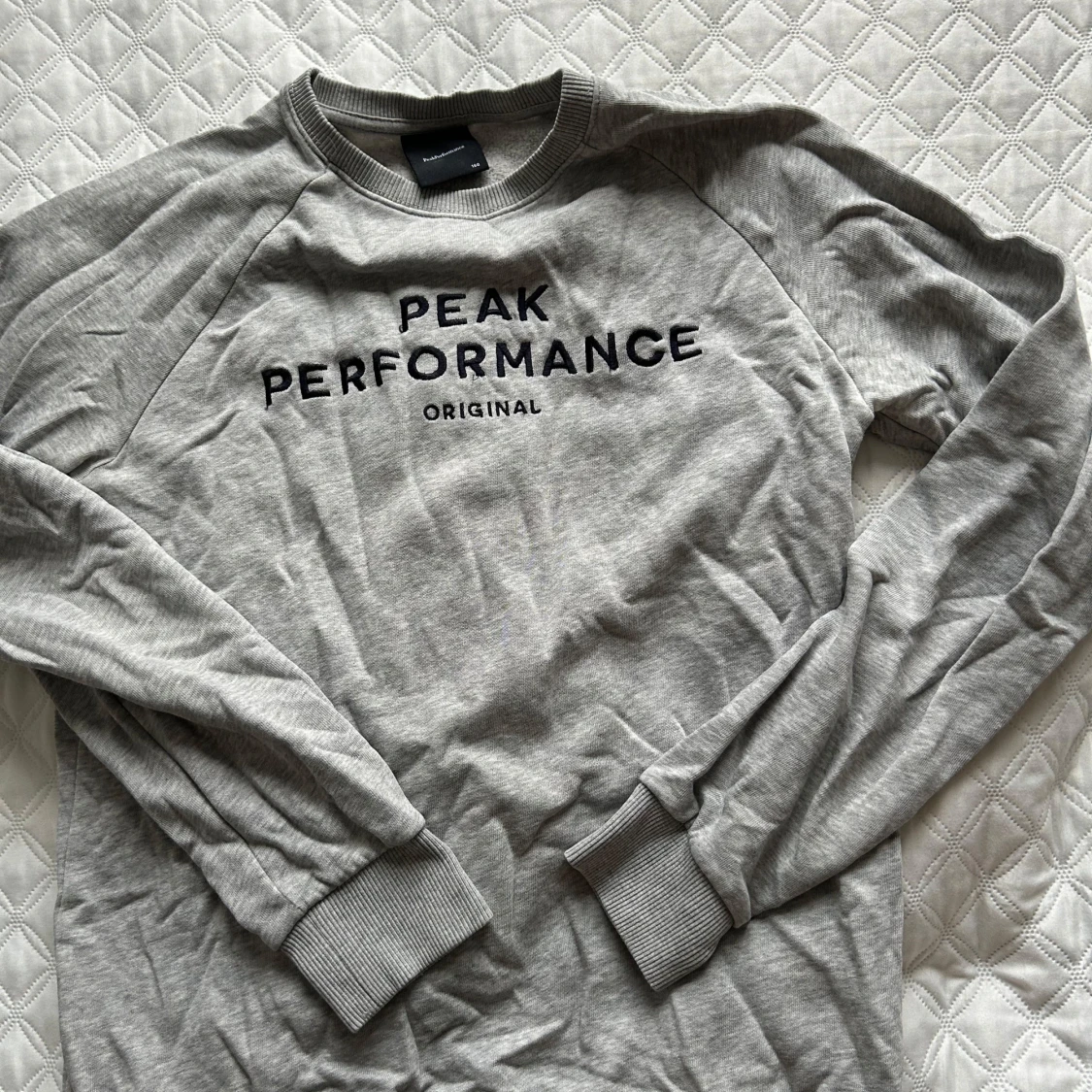 Grå sweatshirt från Peak Performance strl 160/XS