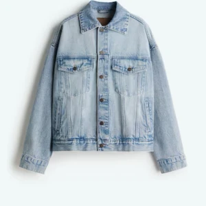 Ljusblå jeansjacka - Säljer min ljusblåa jeansjacka från H&M då jag inte gillade hur den satt på mig, endast använd 1 gång så defekter alls.
