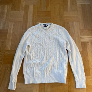 Vit stickad tröja från Tommy Hilfiger - Riktigt trendig och snygg stickad tröja från Tommy Hilfiger. 