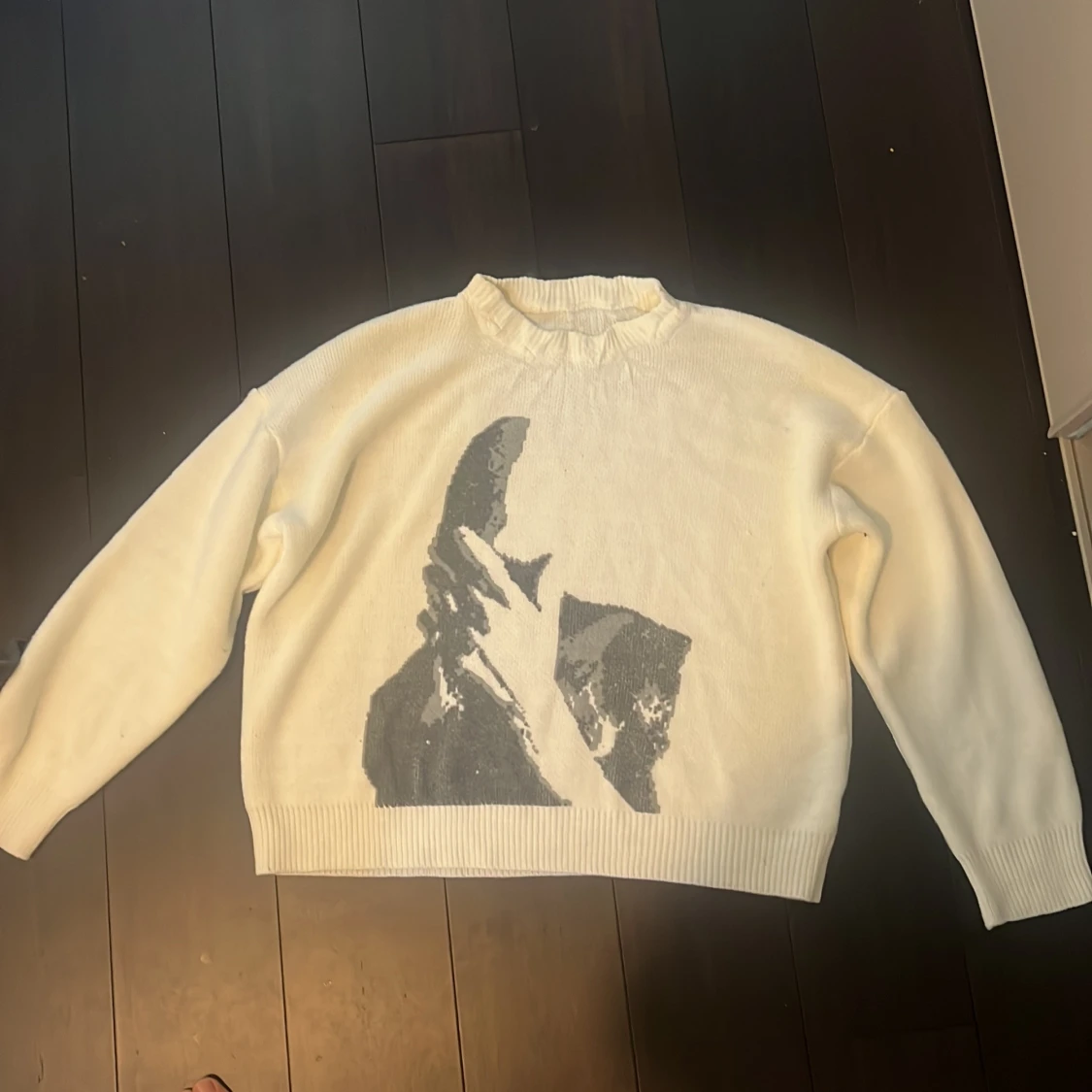 Vit stickad tröja med tryck