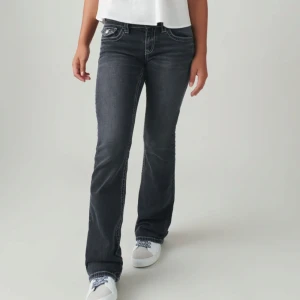 Grå jeans från Gina tricot young  - Snygga grå bootcut jeans från Gina tricot young. Aldrig använd med prislapp. Storlek 158. 