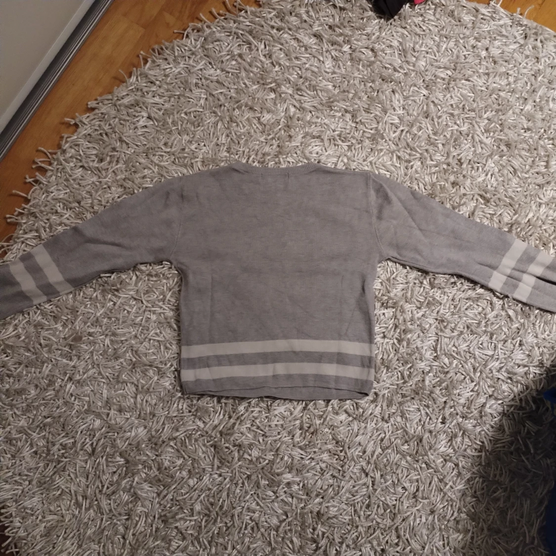 Grå croppad tröja från Pull&Bear - 1