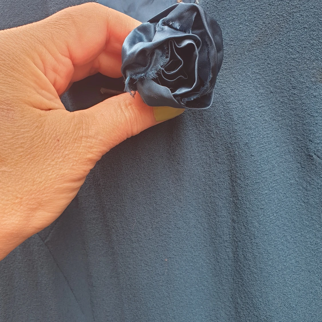 Petrolblå klänning med spetsärmar och rosettdetalj - 2