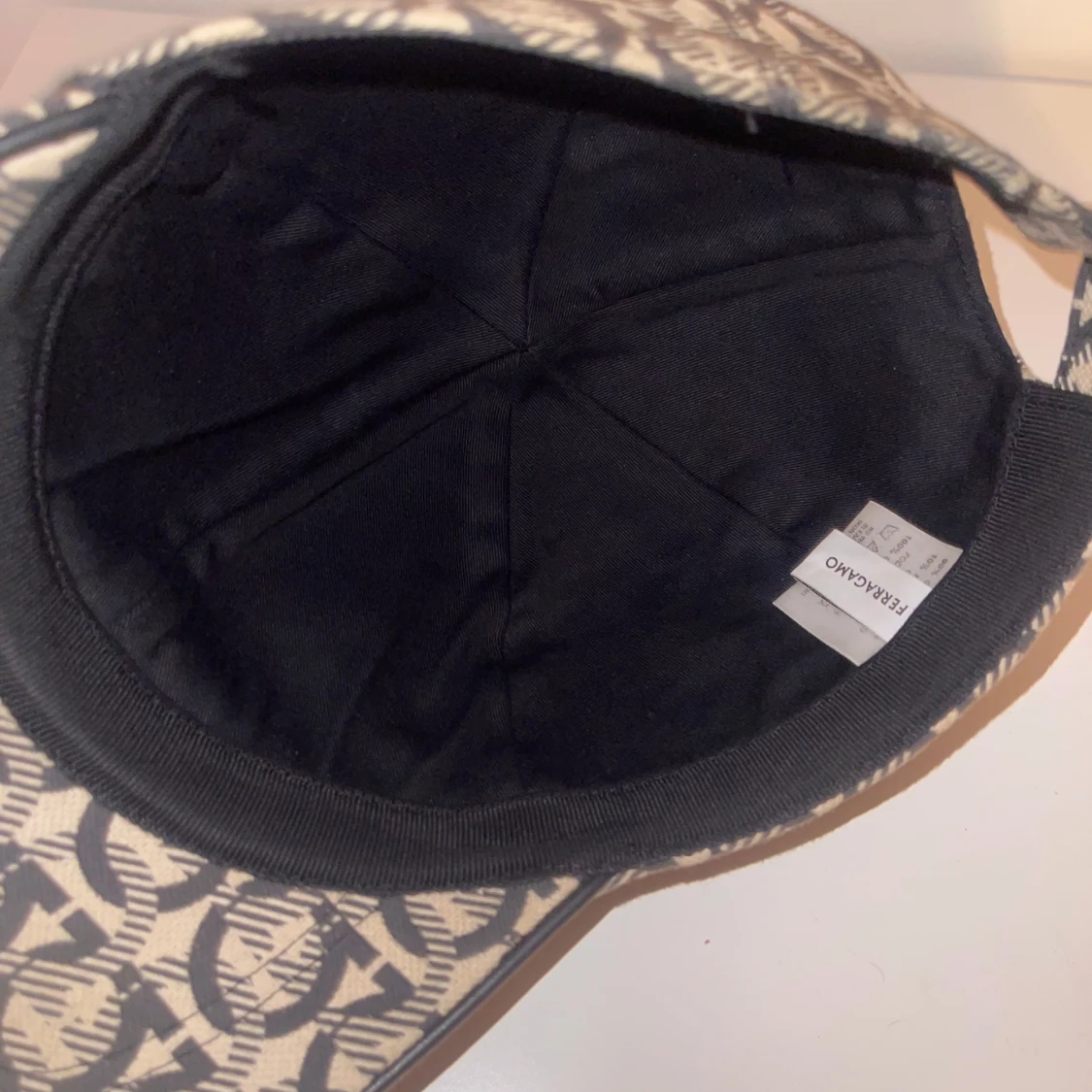 Beige och brun mönstrad keps från Ferragamo - 3