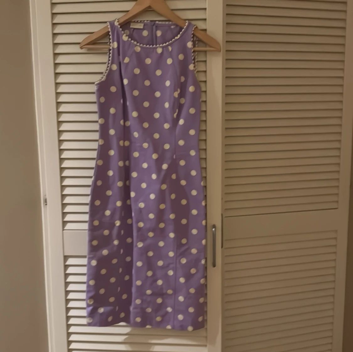 Lila prickig klänning från Valentino