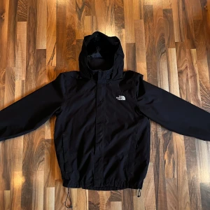 The North Face skaljacka/vindjacka - En superfin jacka som passar i alla väder. Den är vind och vattentät och fungerar perfekt som ett extra lager utanpå dina varmare kläder eller om du bara vill ha en skön och luftig jacka inför sommaren. Priset går att diskutera vid en snabb affär.