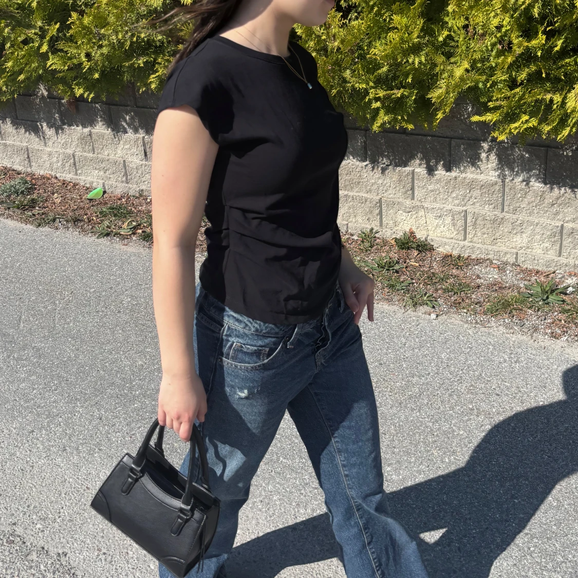 Svart t-shirt med pärldetaljer - 2