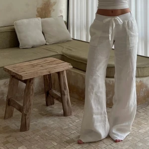 Linnebyxor - Alobha label - Säljer ett par vita linnebyxor från Lova Widerbergs klädmärke Alobha Label. Perfekta för varma dagar och ger en avslappnad stil. Byxorna har hög midja och raka, vida ben. De är endast testade och i storlek XS🤍