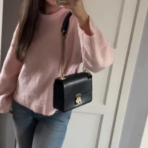 Guess väska - Fin elegant axelremsväska från Guess. Är köpt förra våren och är väl använd och har inga anmärkningar. Med väskan ingår en lyxig påse från Guess. Originalpris: 1 539 kr. Tryck gärna på köp nu!🤗