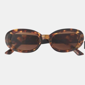 Solglasögon - Helt nya solglasögon från Carin Wester, aldrig använda! Superfina och perfekt nu till våren/sommaren!🤩💞Kan förhandla om priset