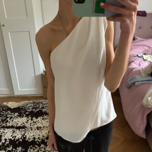 One shoulder topp - Så snygg och skön one shoulder topp från Zara! Aldrig använd🤍 200 kr + frakt
