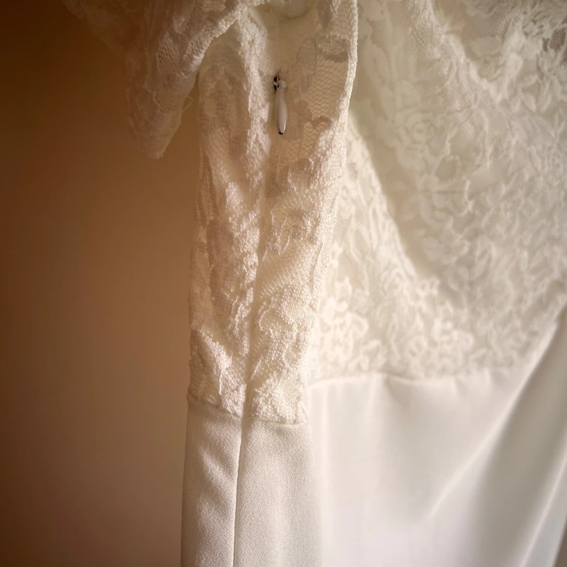 Vit klänning med spetsdetaljer - 2