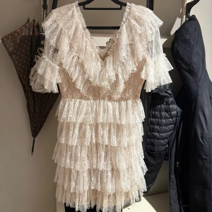 By malina sky dress - Klänning i fint skick och använd en gång, passar perfekt till studenten! nypriset är 2800☺️