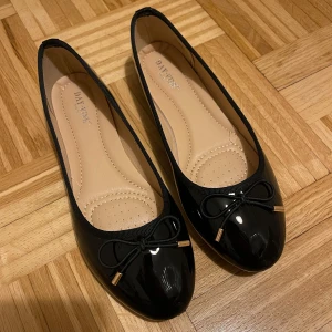 Ballerina skor  - Helt nya svarta glansiga ballerina skor! Storleken var för liten för mig då storleken på dessa är lite mindre. Skulle passa någon med storlek 39!🌸💕