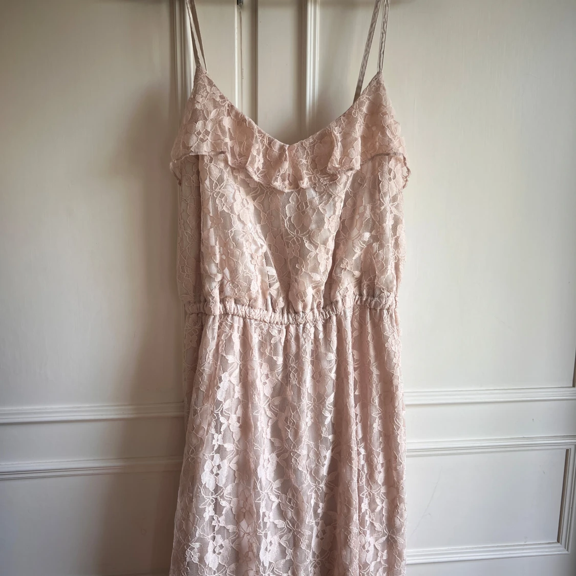 Ljusrosa spetsklänning från Divided
