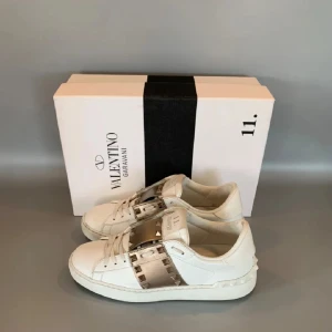 Valentino Opens  - Tja, säljer nu dessa sjukt snygga Valentino opens i väldigt bra skick, Box tillkommer, skorna är såklart äkta, Tveka inte att höra av er vid minsta lilla fråga!!