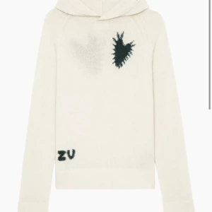 Vit hoodie med svart mönster - Säljer denna super snygga slutsålda Zadig Voltaire tröjan helt ny med prislappen kvar. Storlek XS men passar även S. Pris kan diskuteras ❤️❤️❤️