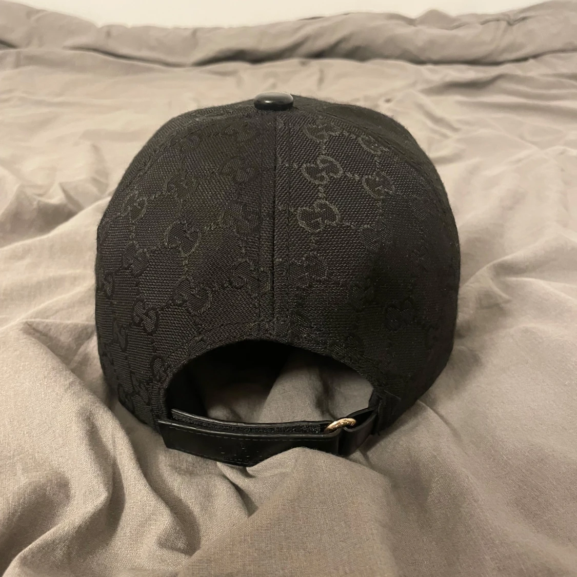 Svart keps med logotypmönster - 3