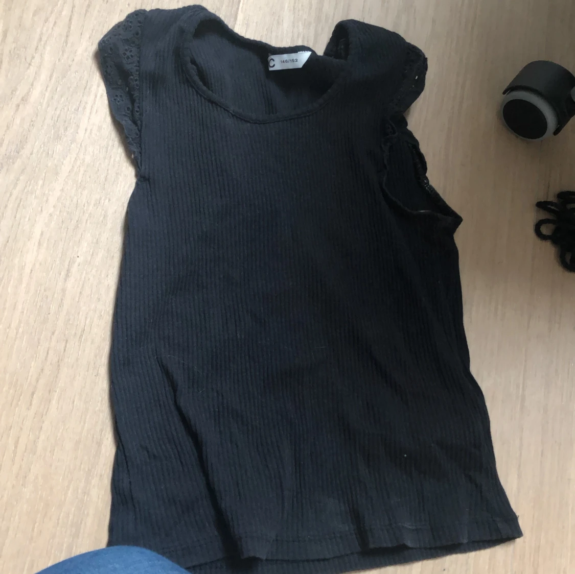 Svart ribbad topp med spetsdetaljer - 1