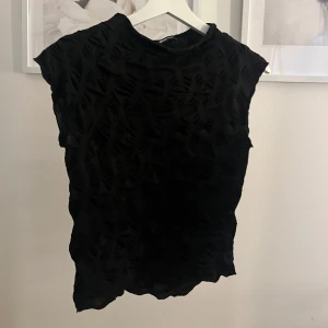 Svart mönstrad topp - Snygg svart mönstrad topp från gina ❤️‍🔥 Använd fåtal gånger, jättefint skick. Skriv meddelande vid frågor/fler bilder 🤩