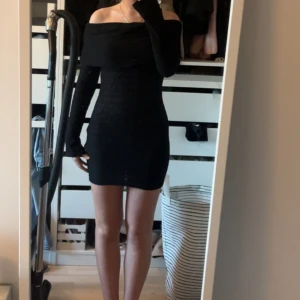 Svart offshoulder klänning - Säljer en svart tight offshoulder klänning med långa ärmar. Klänningen är kort och har en stilren, enkel design som sitter snyggt på!! Perfekt för fest och middag💕💕💘💘💘nytt skick, aldrig använd!