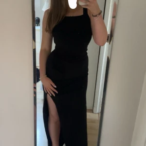 Svart långklänning med slits - Elegant svart långklänning med en slits på sidan. Klänningen har en tight passform och ger en väldigt fin form.  Jag tycker att den passar både M och S! Helt ny, bara testad 💕Perfekt för event, bal, student, fest, vardag osv..💕 Hör gärna av er om ni vill ha fler bilder eller har några frågor💕